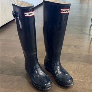 Hunter Women's Original Tall Gloss Rain Boots in navy blue.